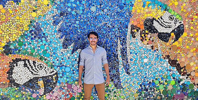 Óscar Olivares presenta mural de tapas plásticas más grande del mundo