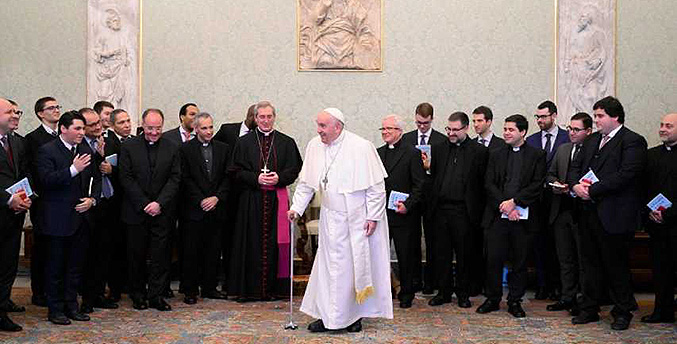 Papa aconseja a seminaristas de Barcelona rehuir el «elogio mundano»