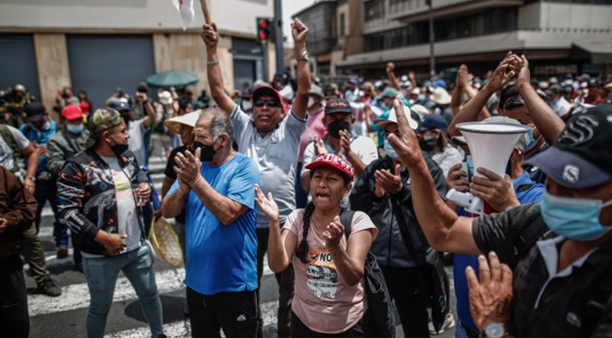 Celebran en las calles de Lima la destitución de Pedro Castillo