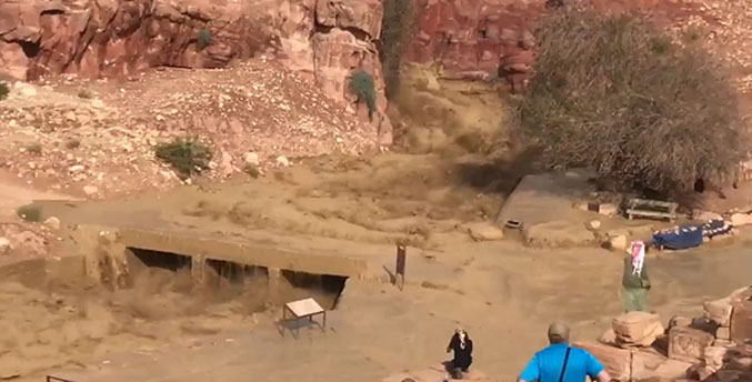 Evacúados 1.700 turistas de la ciudad jordana de Petra por las inundaciones (+Video)