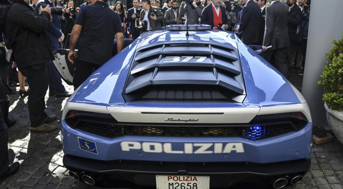 La policía italiana atraviesa el país en Lamborghini para entregar dos riñones