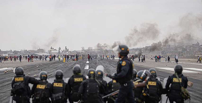 Manifestantes peruanos toman carreteras por todo Perú