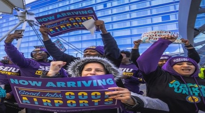 Trabajadores de al menos 15 aeropuertos de EEUU protestan por mejoras laborales