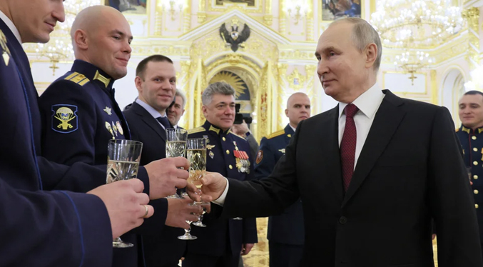Putin entrega título de Héroe de Rusia a militares que participaron en la invasión a Ucrania