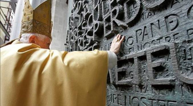 Personalidades y fieles mandan sus condolencias por Benedicto XVI