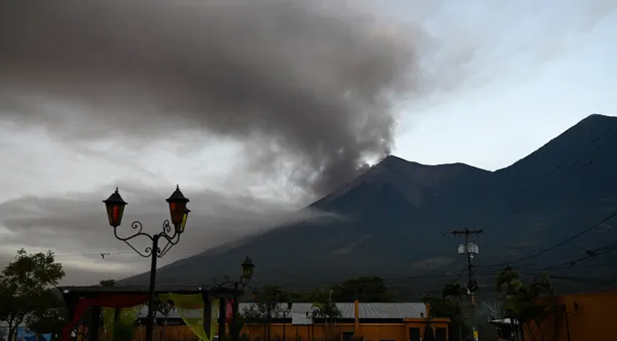 Principal aeropuerto de Guatemala es cerrado tras la entrada en erupción del volcán