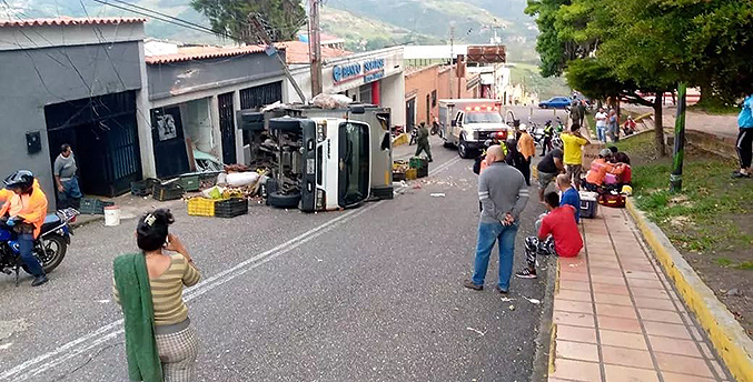 Al menos ocho personas resultaron heridas tras volcarse camión en Táchira