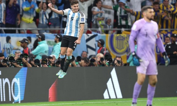 Con goles de Messi y Julián Álvarez, Argentina pasa a cuartos de final en Catar