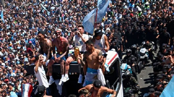 La Albiceleste festeja triunfo en Catar con una caravana histórica que obligó sobrevuelo en  helicóptero (Fotos+videos)
