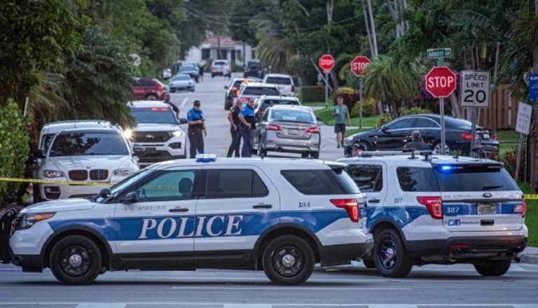 Arrestan en Miami a una periodista por secuestro y explotar a su madre de 88 años