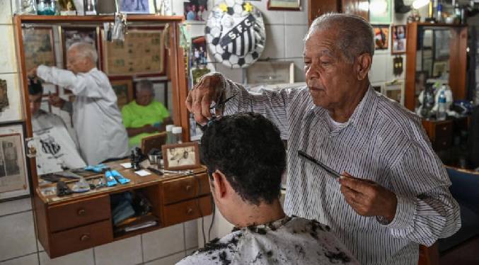 Perder a un amigo y a un «gran cliente», el doble dolor del barbero de Pelé