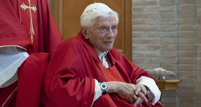 Vaticano: Benedicto XVI está «lúcido» aunque grave