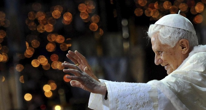 Benedicto XVI sigue estable y asiste a una misa en su habitación