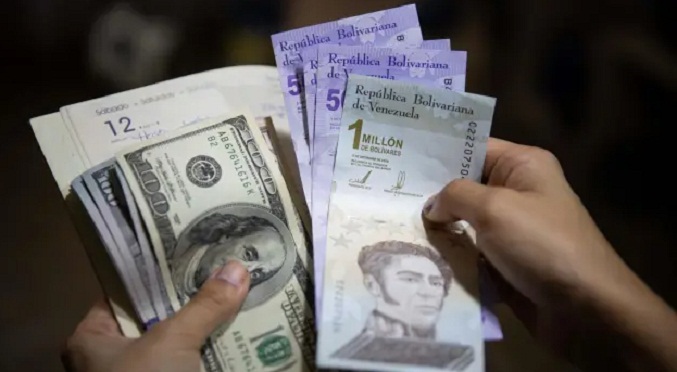 El bolívar pierde un 73 % de su valor frente al dólar en 2022