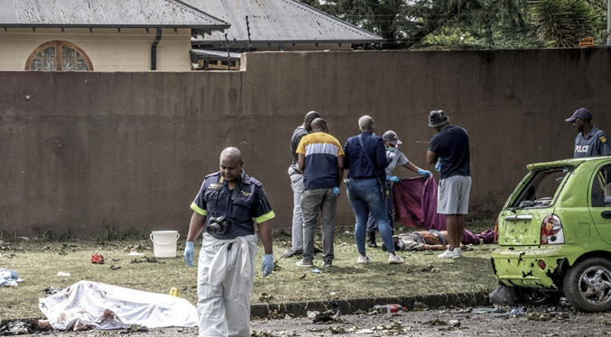 Sube a 34 muertos el balance por la explosión de un camión cisterna en Sudáfrica