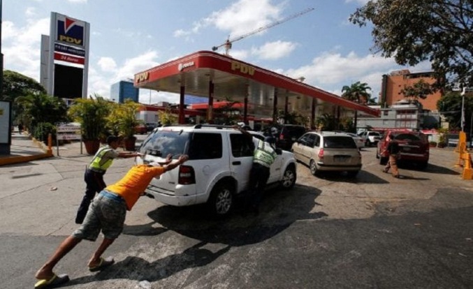 Venezuela, estancada en una cola de gasolina a 20 años del paro petrolero