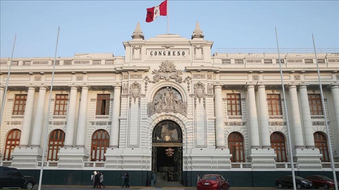 Congreso de Perú intenta destituir a Castillo