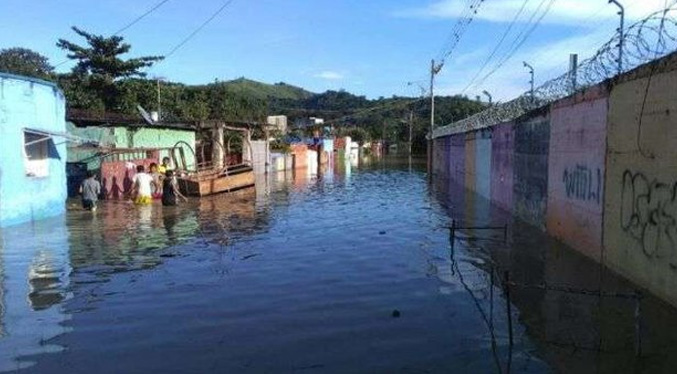 Habitantes reportan el desbordamiento del río Tuy en Miranda
