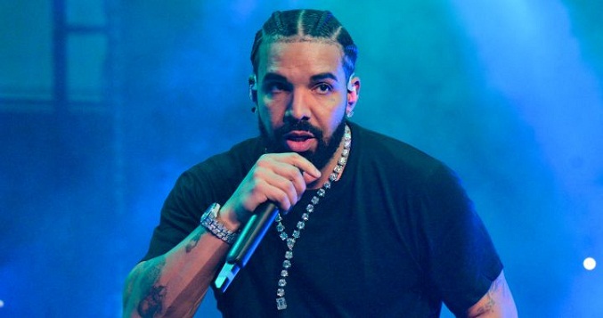 Drake exhibe collar con 42 diamantes para recordar sus compromisos fallidos