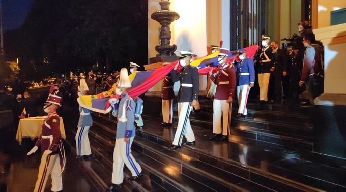 Conmemoran los 192 años del fallecimiento de El Libertador Simón Bolívar con izada de bandera