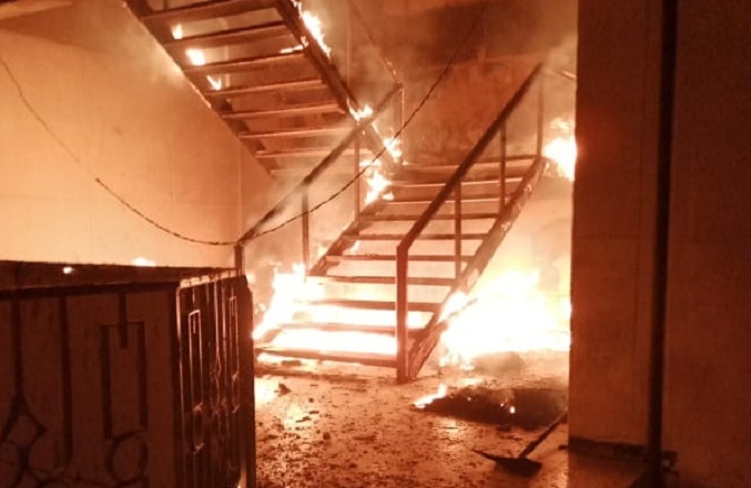 Bomberos de Maracaibo controlan incendio en mezzanina del edificio Las Carolinas (Fotos)