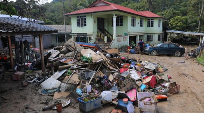 Al menos cinco muertos y 70.000 desplazados por inundaciones en Malasia