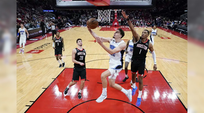 Magic se recupera de un déficit de 15 puntos para vencer a Rockets