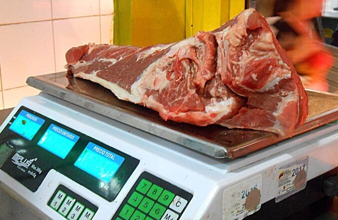 El salario mínimo y las pensiones en Venezuela no alcanzan ni para un kilo de carne