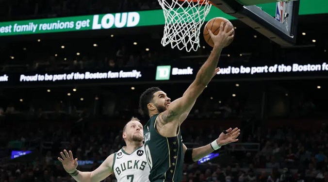 Celtics superan 139-118 a Bucks en duelo de líderes