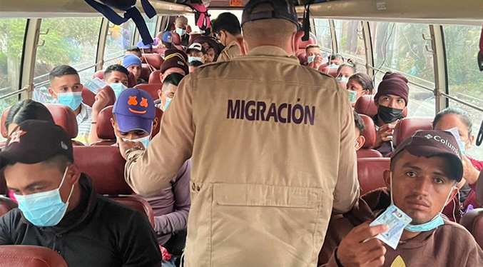 Colombia trabaja en una resolución para exigir pasaporte vigente a los venezolanos