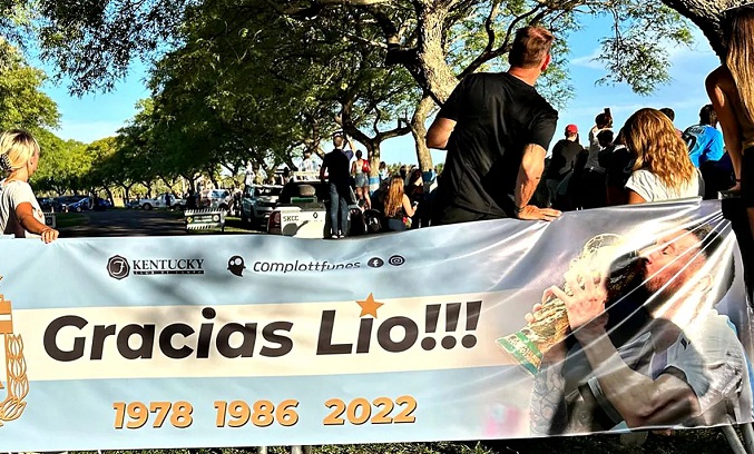 Leo Messi llega a su casa en Rosario en medio de una multitud
