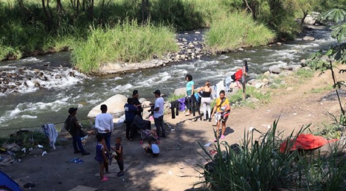 México: Migrantes venezolanos y colombianos se instalan de forma irregular en el río Coatán