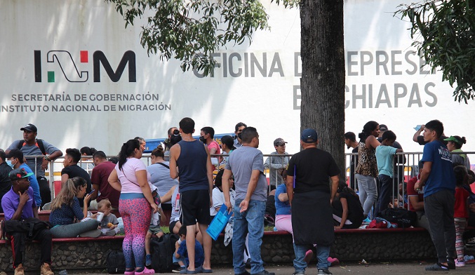 Cientos de migrantes se entregan a la autoridad en la frontera de México