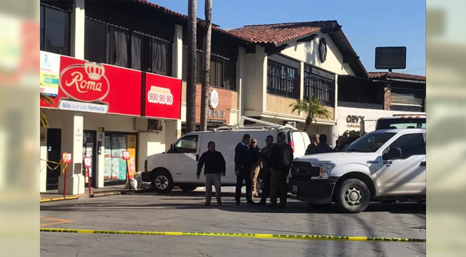 Abandonan seis cuerpos en estacionamiento de centro comercial en Tijuana