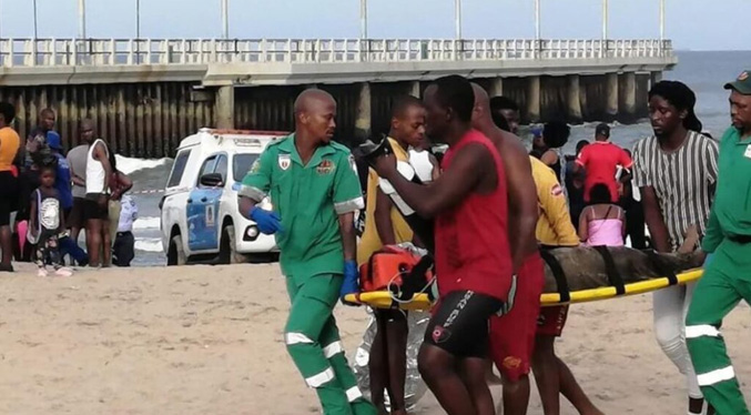 Tres muertos y varios heridos por una ola gigante en una playa de Sudáfrica
