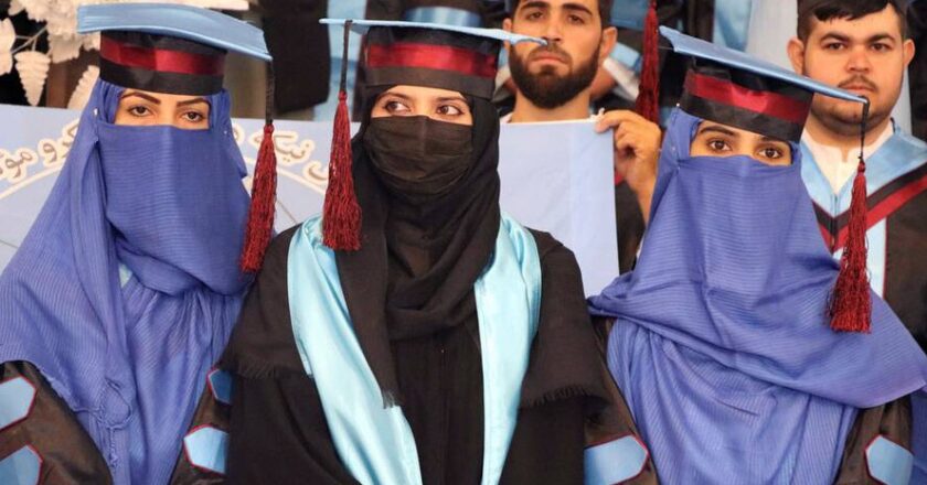 Los talibanes ordenan el veto de mujeres en las universidades del país