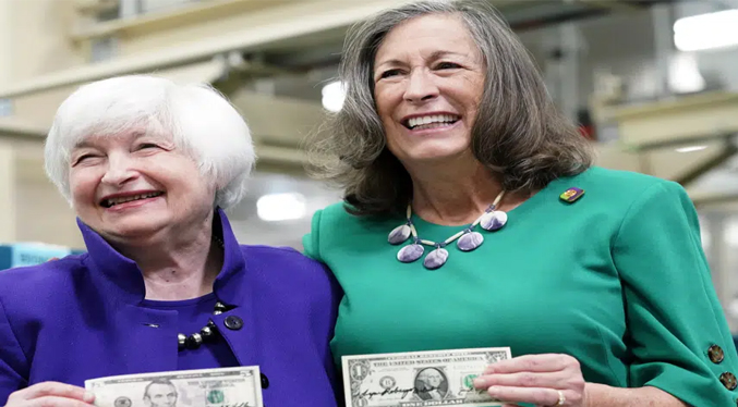 Yellen y Malerba se convierten en la primera pareja femenina en firmar moneda estadounidense