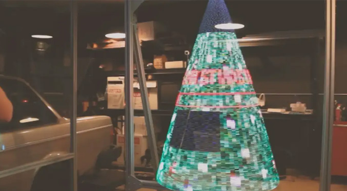 Este árbol de Navidad holográfico es tan impresionante como peligroso