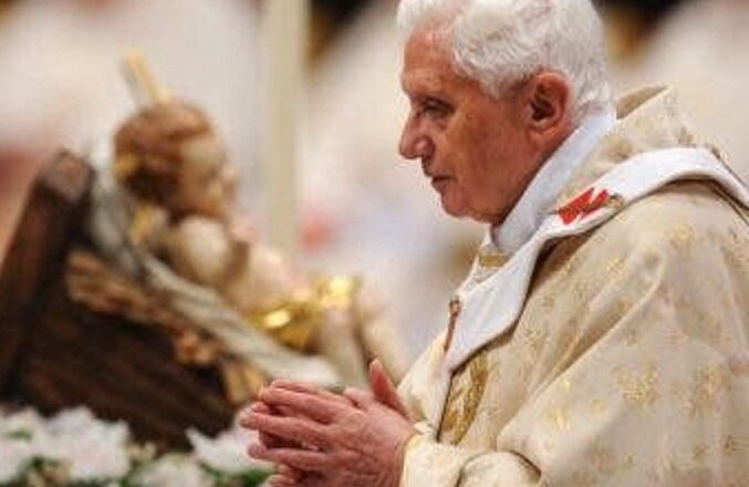 Benedicto XVI sigue estable y pasó la noche asistido por los médicos