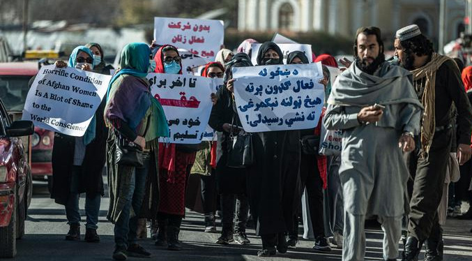 Talibanes reprimen protesta de mujeres contra veto a educación universitaria