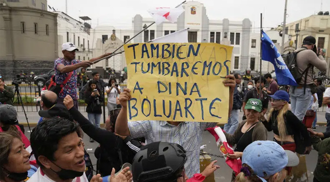 Primera presidenta de Perú gobernará sin apoyo parlamentario
