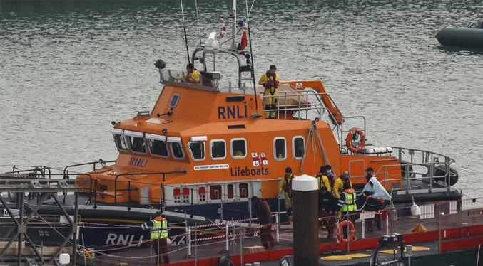 Al menos cuatro muertos y 43 rescatados en el naufragio de una embarcación de migrantes en el Canal de la Mancha