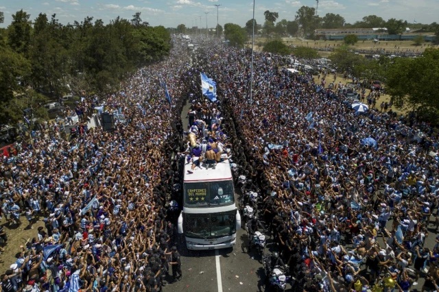 En fotos // Así celebraron en Buenos Aires la llegada de la Albiceleste con la Copa