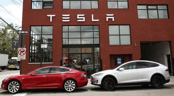 Nuevos vehículos eléctricos desplazan a Tesla como rey del mercado en EEUU