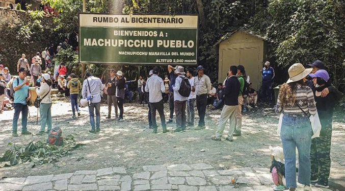 Al menos cinco mil turistas varados en Cusco por protestas en Perú