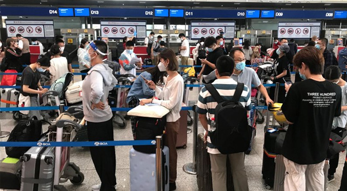 EEUU y otros países consideran limitaciones a los viajeros chinos