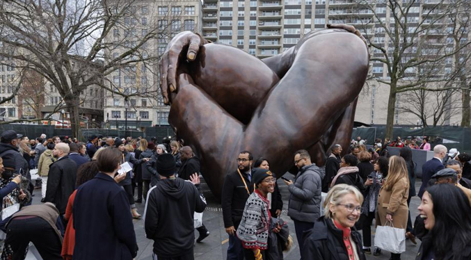 Estadounidenses recuerdan a Martin Luther King con una escultura que recrea el abrazo