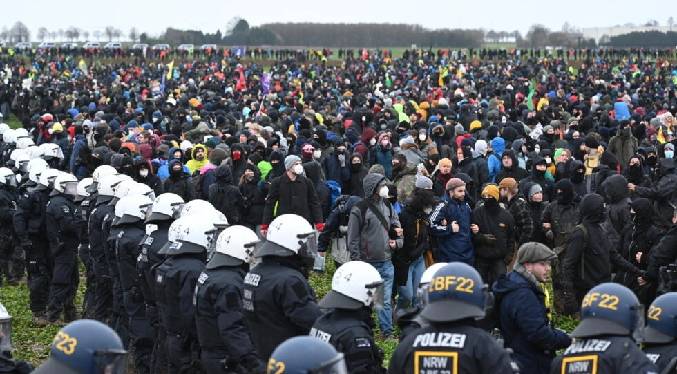 Unos 70 policías resultaron heridos en una manifestación contra una mina en Alemania