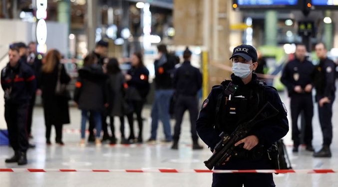 Atacante de viajeros en la estación de París está entre la vida y la muerte