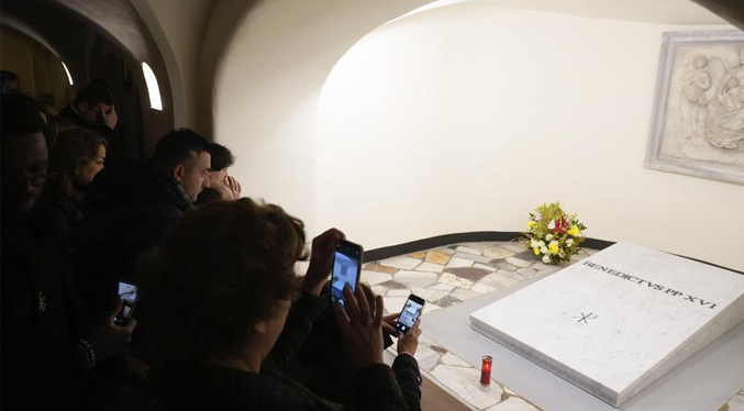 La tumba del papa emérito Benedicto XVI ya puede ser visitada